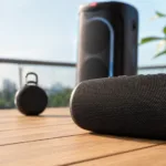 Caixa de som Bluetooth em ambiente externo para comparativo de modelos JBL em 2026
