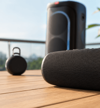 Caixa de som Bluetooth em ambiente externo para comparativo de modelos JBL em 2026