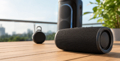Caixa de som Bluetooth em ambiente externo para comparativo de modelos JBL em 2026