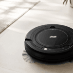 Robô aspirador WAP Robot W100 em piso claro durante limpeza de manutenção doméstica