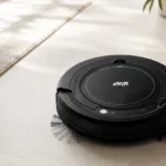 Robô aspirador WAP Robot W100 em piso claro durante limpeza de manutenção doméstica