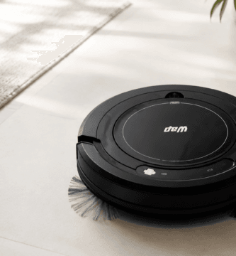 Robô aspirador WAP Robot W100 em piso claro durante limpeza de manutenção doméstica