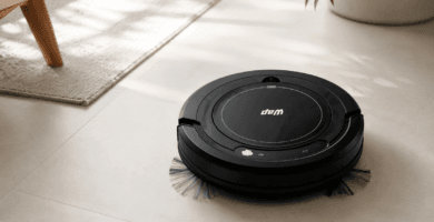 Robô aspirador WAP Robot W100 em piso claro durante limpeza de manutenção doméstica