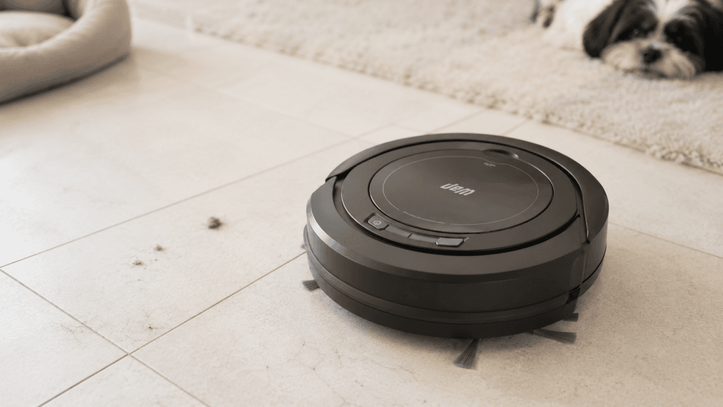 Robô aspirador WAP Robot W90 limpando piso em ambiente doméstico com pet ao fundo