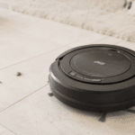 Robô aspirador WAP Robot W90 limpando piso em ambiente doméstico com pet ao fundo