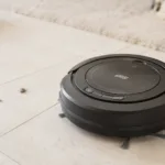 Robô aspirador WAP Robot W90 limpando piso em ambiente doméstico com pet ao fundo
