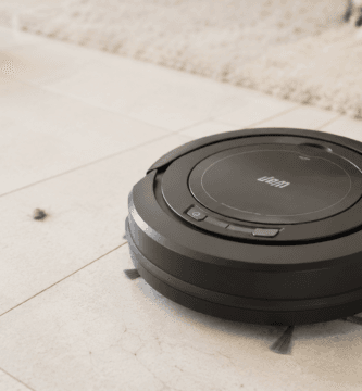 Robô aspirador WAP Robot W90 limpando piso em ambiente doméstico com pet ao fundo