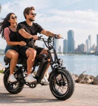 Bike elétrica para duas pessoas com banco alongado em uso urbano