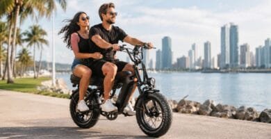 Bike elétrica para duas pessoas com banco alongado em uso urbano