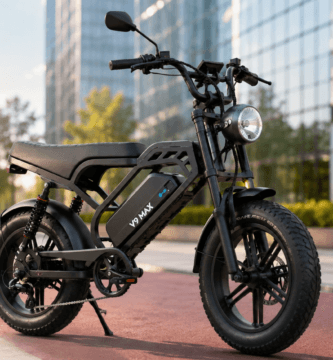 Bike elétrica V9 Max 1000W preta em cenário urbano, com pneus largos, banco longo e visual moderno