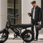 Homem ao lado de bicicleta elétrica preta consultando documento em ambiente urbano