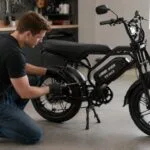 Manutenção cuidadosa da bateria de uma bicicleta elétrica preta em oficina moderna