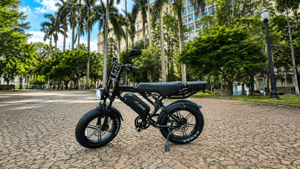 Bike elétrica Inow V20 Pro 1000W preta com pneus largos e banco bipartido