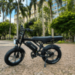 Bike elétrica Inow V20 Pro 1000W preta com pneus largos e banco bipartido