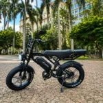 Bike elétrica Inow V20 Pro 1000W preta com pneus largos e banco bipartido