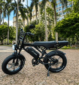 Bike elétrica Inow V20 Pro 1000W preta com pneus largos e banco bipartido