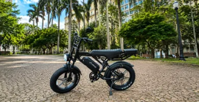 Bike elétrica Inow V20 Pro 1000W preta com pneus largos e banco bipartido