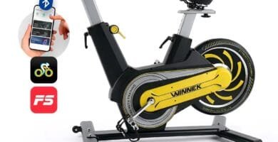 Bike spinning Winnek Spark magnética com Bluetooth em preto e amarelo para treino em casa