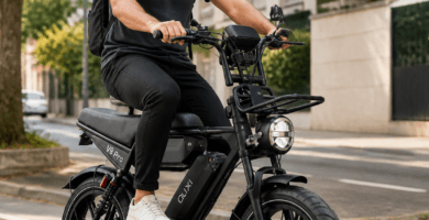 Bicicleta Elétrica OUXI V8 Pro 1000W estilo scrambler em uso