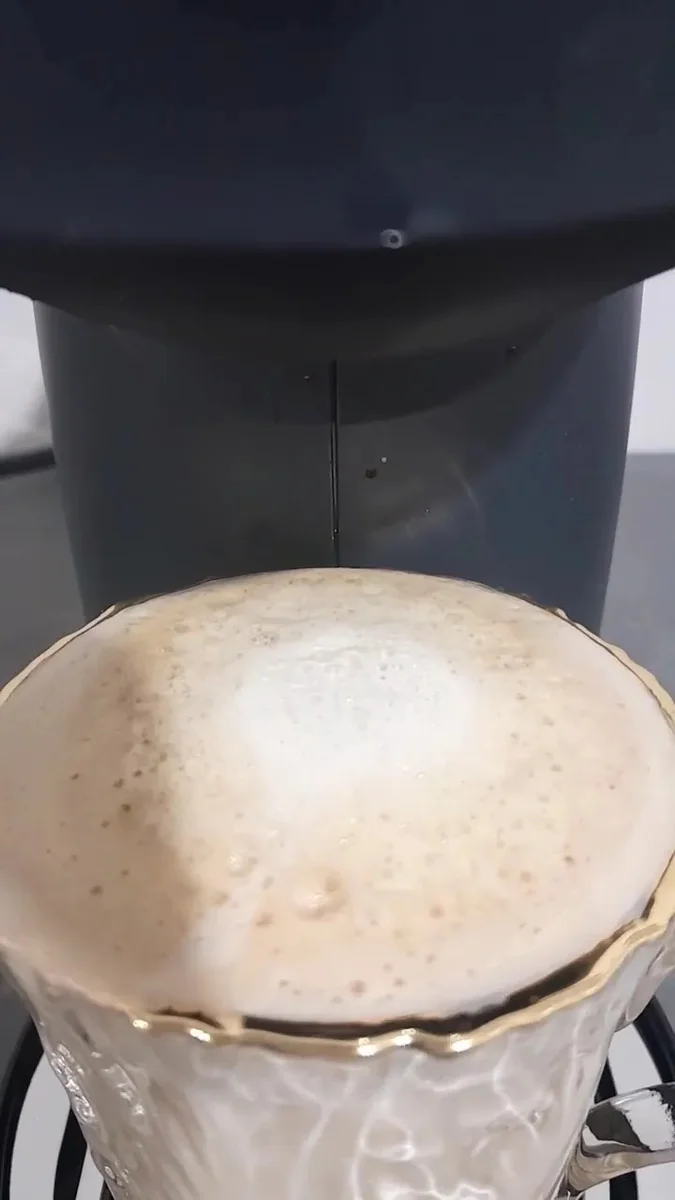 Melhores cafeteiras de capsula em 2026: Nespresso Vertuo Pop Centrifusion preta com leitura optica inteligente