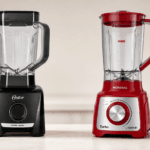 Comparativo entre o liquidificador Oster 1400 Full preto e o Mondial Turbo Inox L-1200 vermelho lado a lado na bancada de cozinha