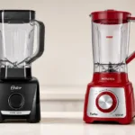 Comparativo entre o liquidificador Oster 1400 Full preto e o Mondial Turbo Inox L-1200 vermelho lado a lado na bancada de cozinha