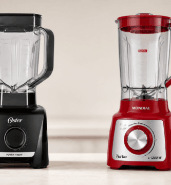 Comparativo entre o liquidificador Oster 1400 Full preto e o Mondial Turbo Inox L-1200 vermelho lado a lado na bancada de cozinha