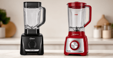 Comparativo entre o liquidificador Oster 1400 Full preto e o Mondial Turbo Inox L-1200 vermelho lado a lado na bancada de cozinha