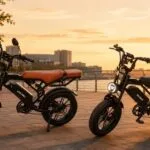 Comparativo Urbikes V9 Max vs INOW V20 Pro ao pôr do sol