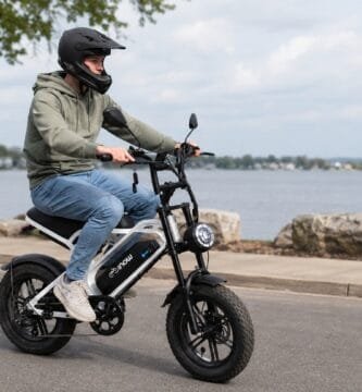 Bicicleta Elétrica INOW V20 Mini 750W Aro 16 em rodagem em estrada à beira do lago