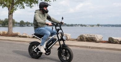 Bicicleta Elétrica INOW V20 Mini 750W Aro 16 em rodagem em estrada à beira do lago