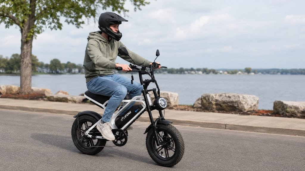Bicicleta Elétrica INOW V20 Mini 750W Aro 16 em rodagem em estrada à beira do lago