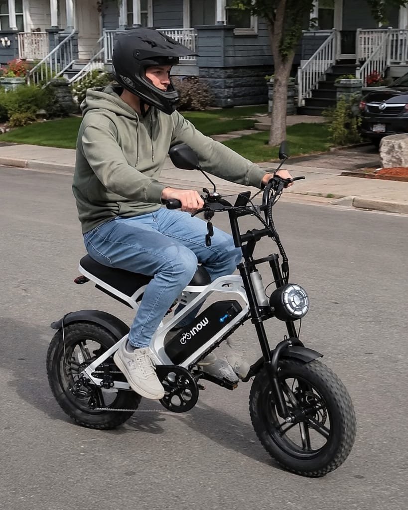 Bicicleta Elétrica INOW V20 Mini 750W Aro 16 em condução urbana