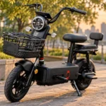Bicicleta Elétrica Nado C2 1000W scooter preta em cenário urbano ao entardecer