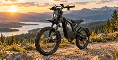 Bicicleta Elétrica Ouxi GT2000 1000W 48V 30Ah com aro 24 fat off-road em trilha de montanha ao pôr do sol