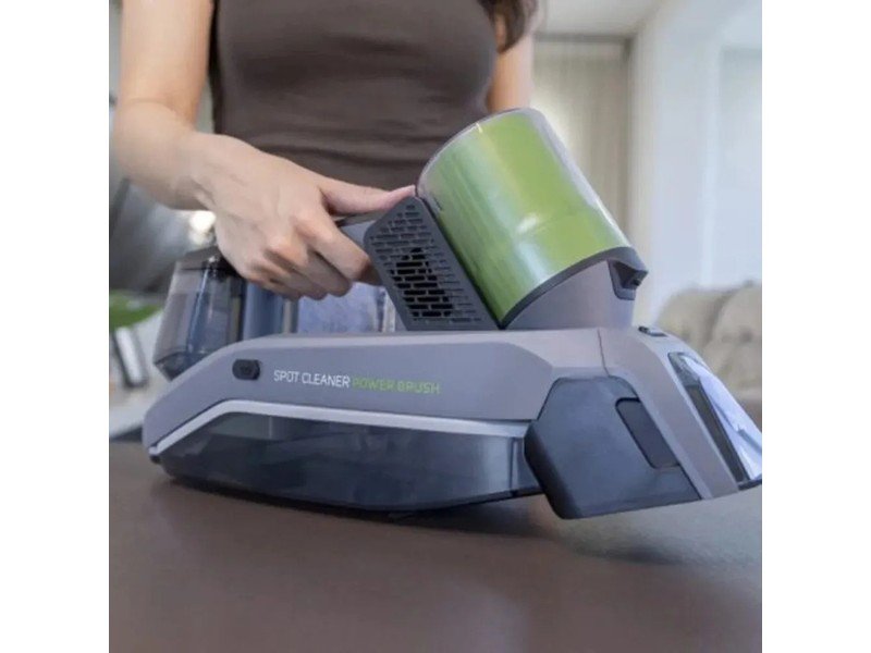 Extratora WAP Spot Cleaner Power Brush sendo usada na limpeza de sofá