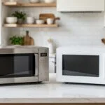 Melhores micro-ondas de 2026: modelos modernos em aço inox e branco sobre bancada de cozinha