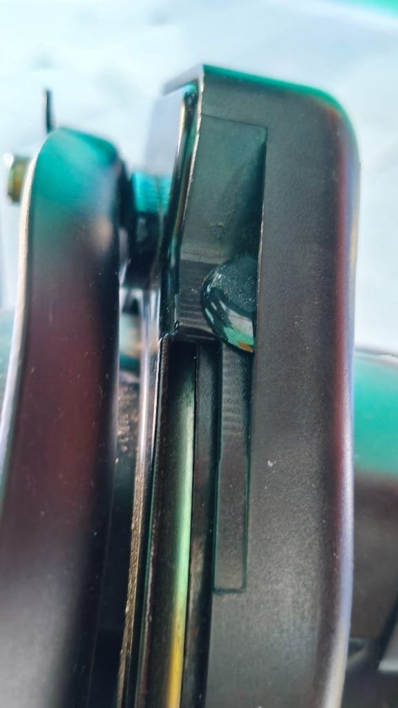 Manutenção de bike elétrica em casa com protetor de silicone preto na suspensão