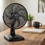 Ventilador de mesa 30cm Mondial Super Power VSP-30-B 60W preto com 6 pás prata sobre mesa de madeira em ambiente residencial de home office