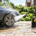 WAP Ousada Plus 2200 vs Kärcher K3: lavadora de alta pressão lavando calçada e carro em ambiente residencial