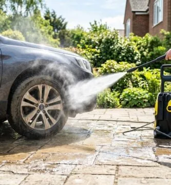 WAP Ousada Plus 2200 vs Kärcher K3: lavadora de alta pressão lavando calçada e carro em ambiente residencial