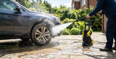 WAP Ousada Plus 2200 vs Kärcher K3: lavadora de alta pressão lavando calçada e carro em ambiente residencial