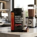 Whey concentrado DUX vale a pena pote 900g sabor chocolate em bancada moderna