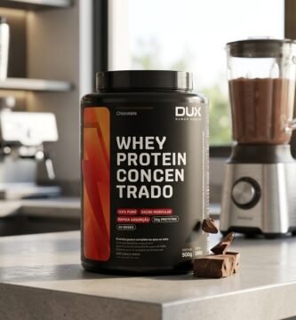 Whey concentrado DUX vale a pena pote 900g sabor chocolate em bancada moderna