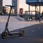 Patinete elétrico adulto premium estacionado em ciclovia urbana moderna ao entardecer
