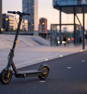 Patinete elétrico adulto premium estacionado em ciclovia urbana moderna ao entardecer