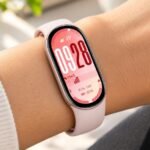 Xiaomi Smart Band 10 no pulso com tela AMOLED em proporção 16:9
