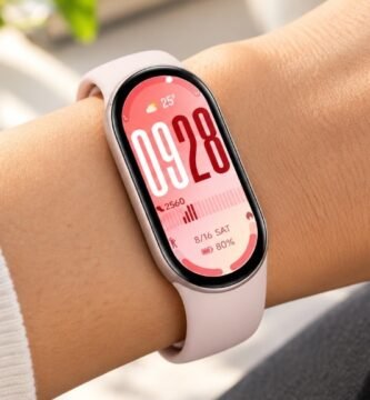 Xiaomi Smart Band 10 no pulso com tela AMOLED em proporção 16:9