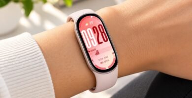 Xiaomi Smart Band 10 no pulso com tela AMOLED em proporção 16:9